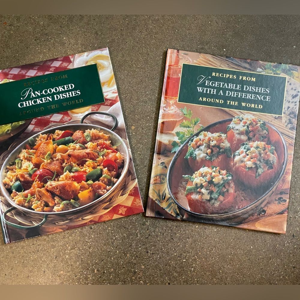 Recipes from Around the World Gourmet Recipe Book Set - Green and Red Covers